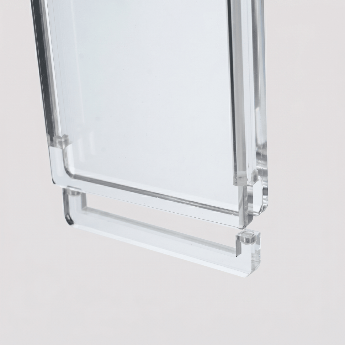 Detalle de la tapa imantada del protector de metacrilato para slab PSA de cartas gradeadas